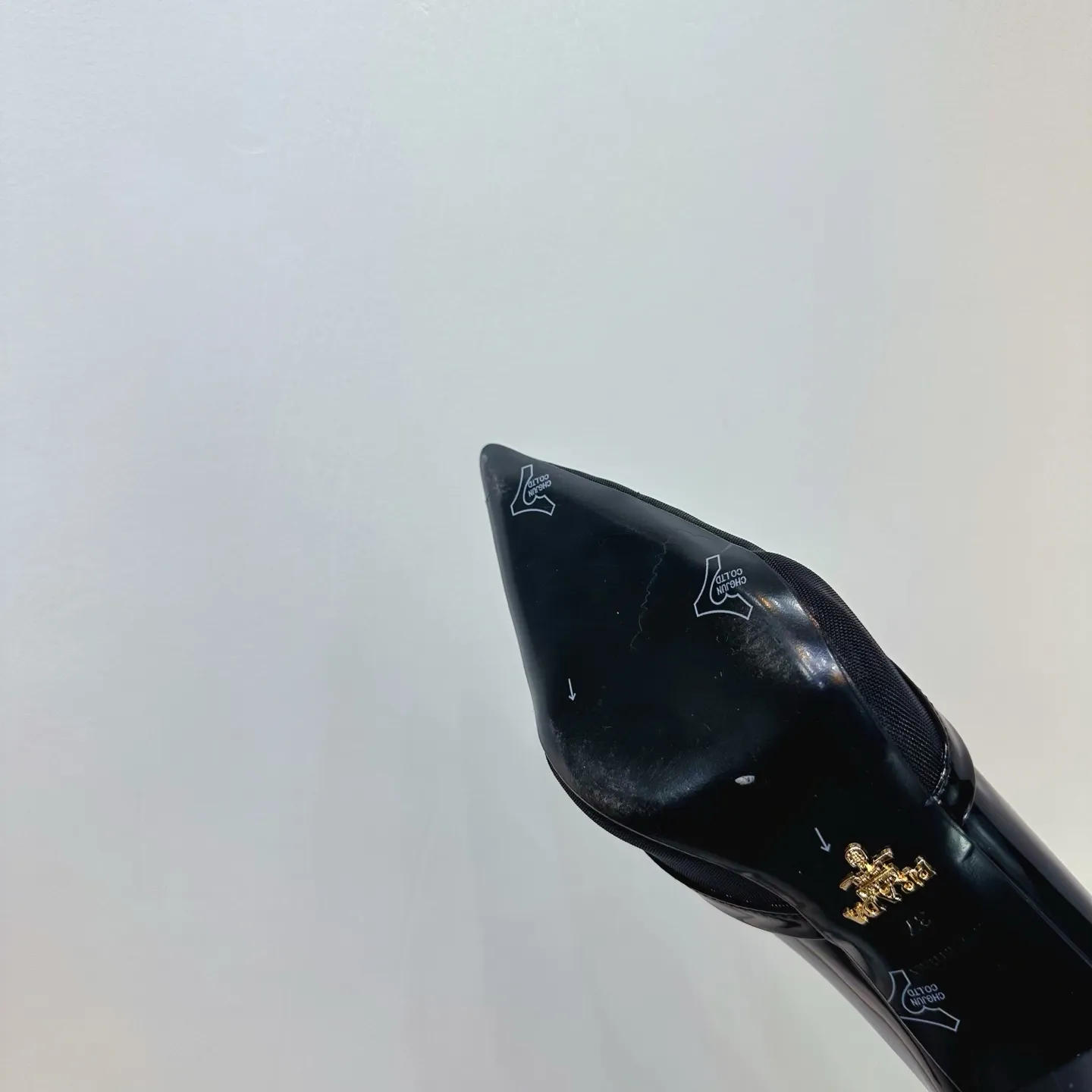 👟👟Ex-factory price 560👟👟 2025 SSS launches Prada’s latest long boots, sandals, thin heels, empty backs, thick heels series ————————🆚🆚🆚 💥PRADA's early spring T-stage catwalk show is the same style as "Dreams Never Sleep". Prada can use it on important occasions. The fresh style has a bit of nobility and is perfect on the feet. 💃💃 Wear this shoe with it. It is elegant and crystal clear, regardless of various accessories. The materials are all exclusively customized one-to-one and must be zero-distance from the original. The entire series is full of exciting and unexpected combinations of elements. The expression of different materials and textures of fabrics has a strong artistic flavor, allowing you to appreciate the ever-changing style of Prada girls. 1⃣ Upper: Made of open-edge bead➕mesh 2⃣ Lining: imported sheepskin 3⃣ Outsole: Italian original genuine leather outsole Heel height 7.5 4⃣🔺Original labeling feet, stock code number 35M-39M (40 41 42 customized, non-returnable and non-exchangeable).